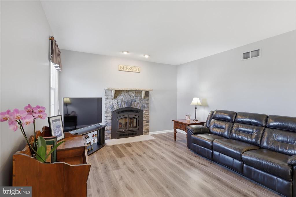 1410 SUMMER SWEET LANE