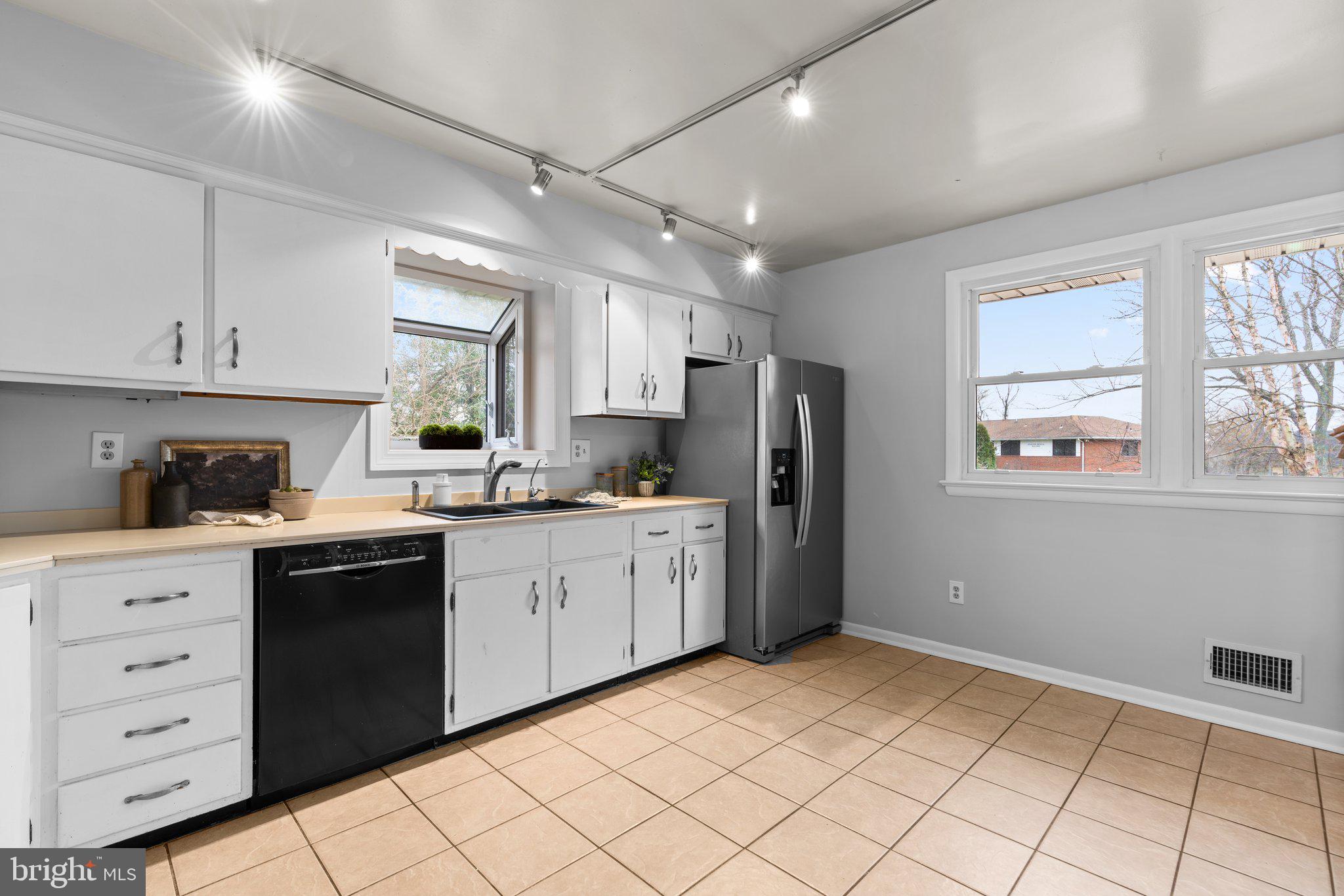 10206 Tanager Ln