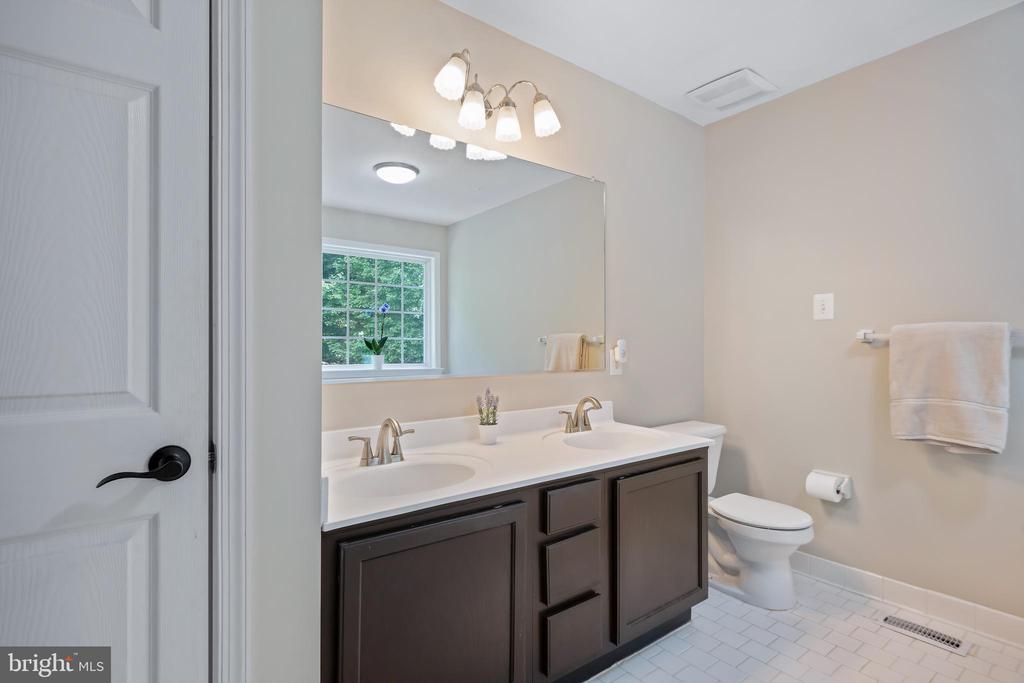 4467 Doncaster Dr