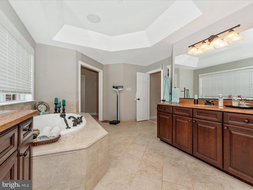 8111 HOLLY MANOR WAY