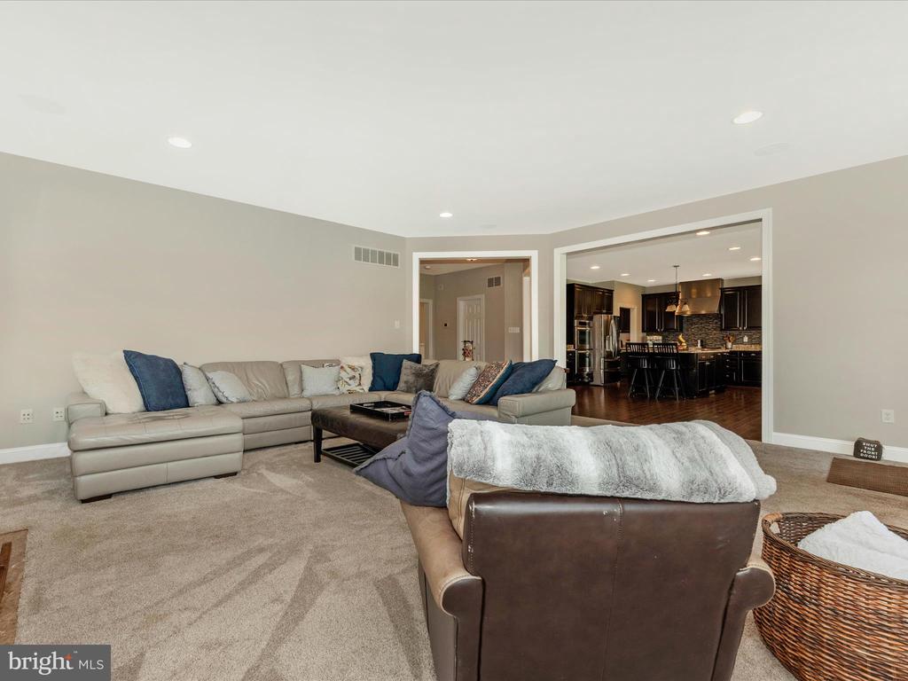 8111 HOLLY MANOR WAY