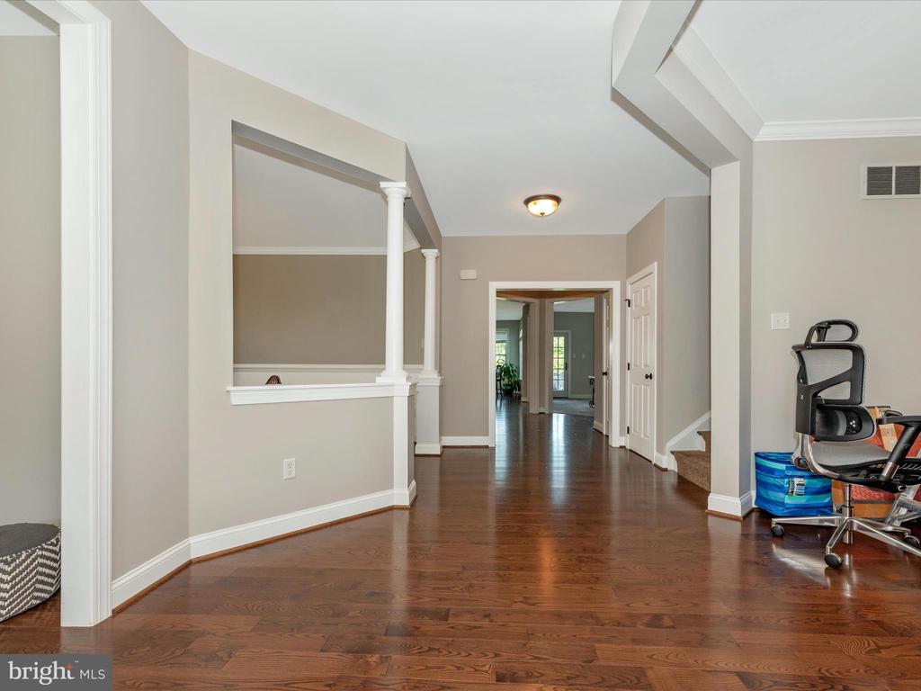 8111 HOLLY MANOR WAY
