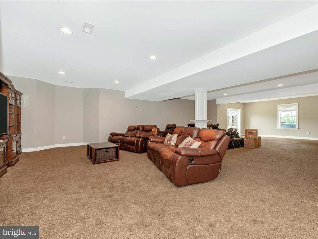8111 HOLLY MANOR WAY