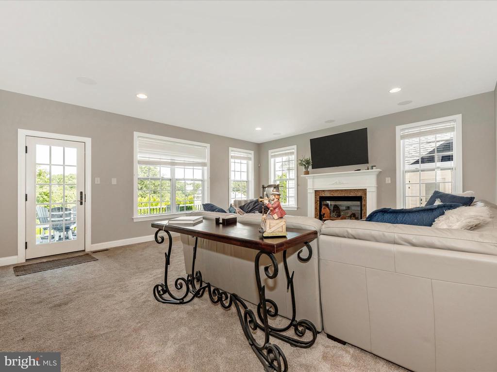 8111 HOLLY MANOR WAY