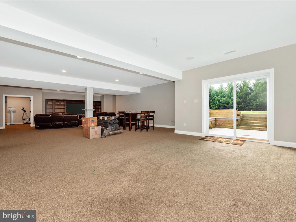 8111 HOLLY MANOR WAY