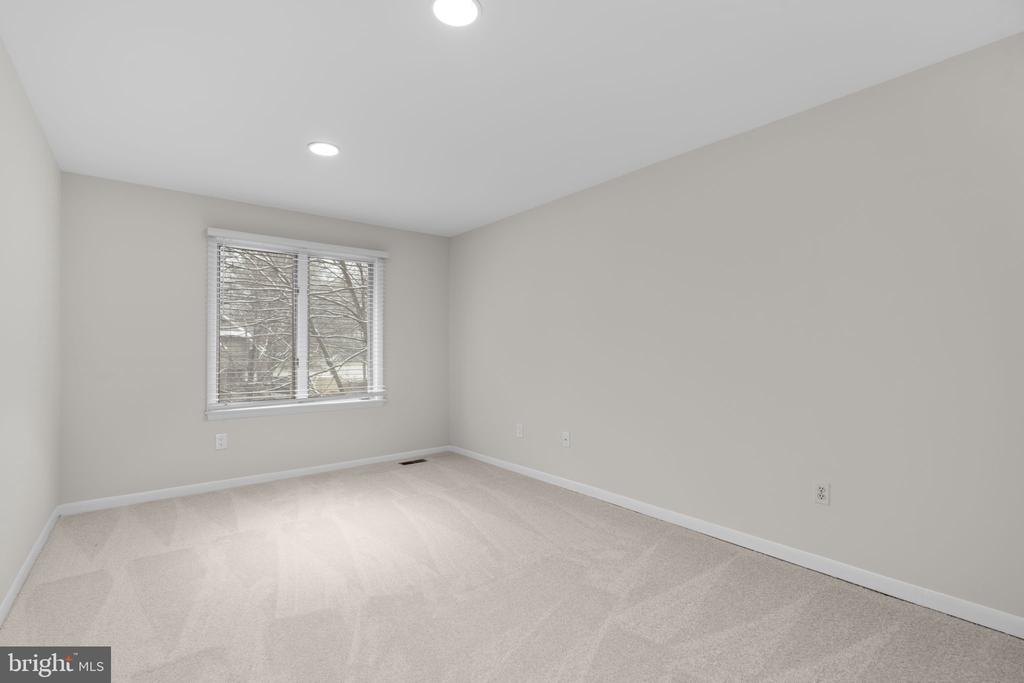 5585 SUFFIELD COURT