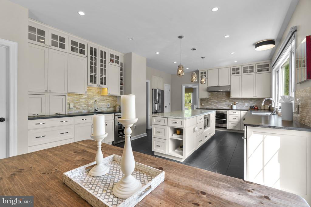 7108 CARLISLE COURT