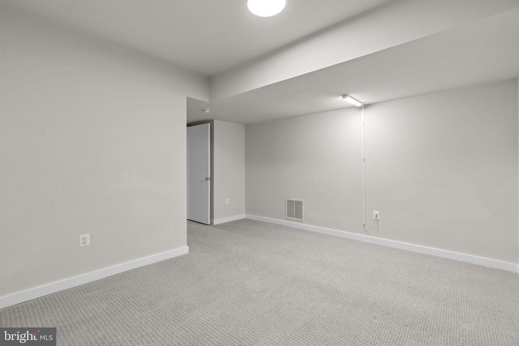 13708 Valley Dr