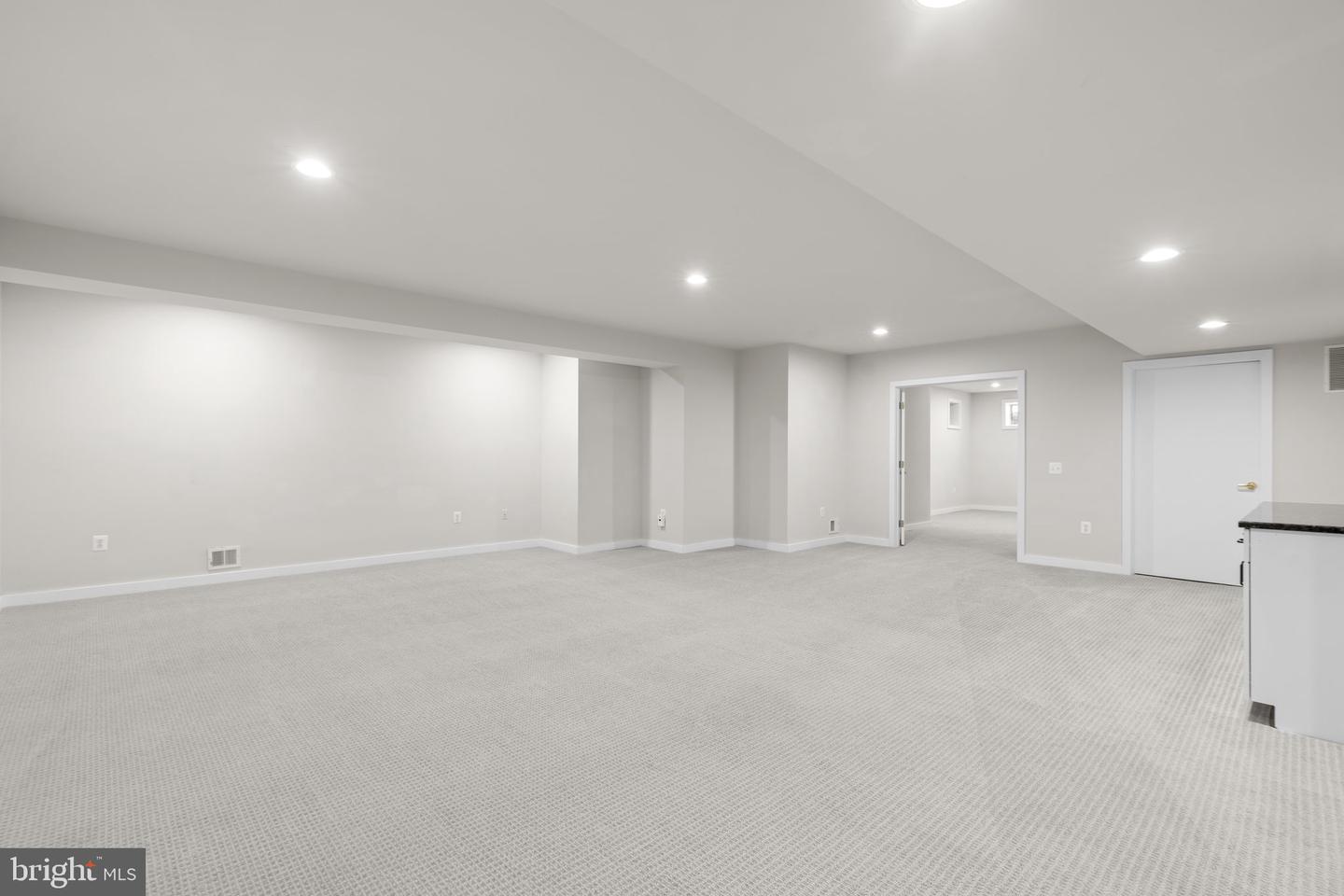 13708 Valley Dr