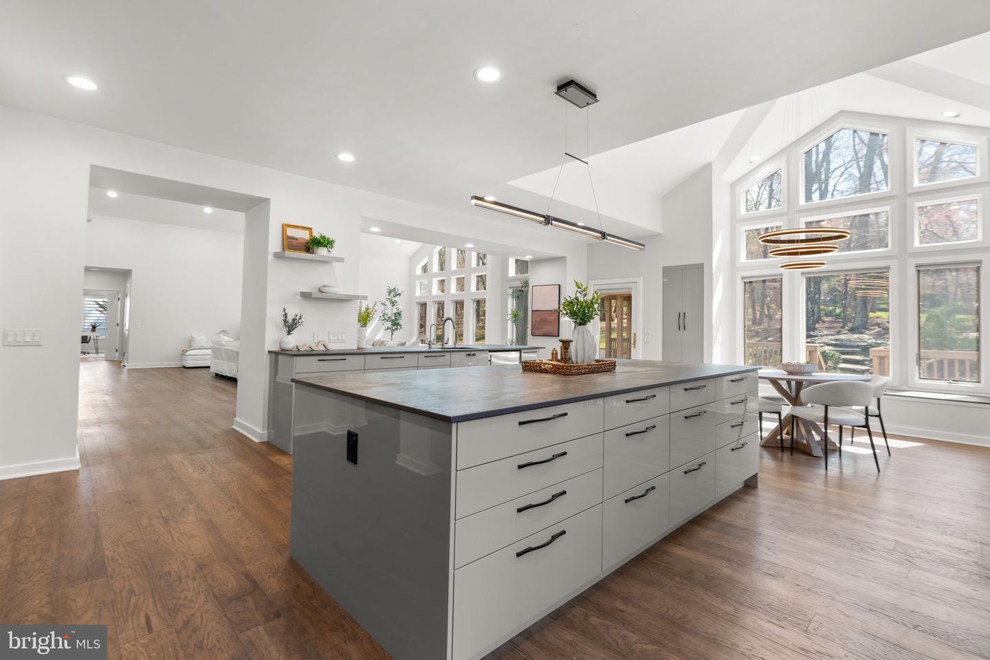 13708 Valley Dr