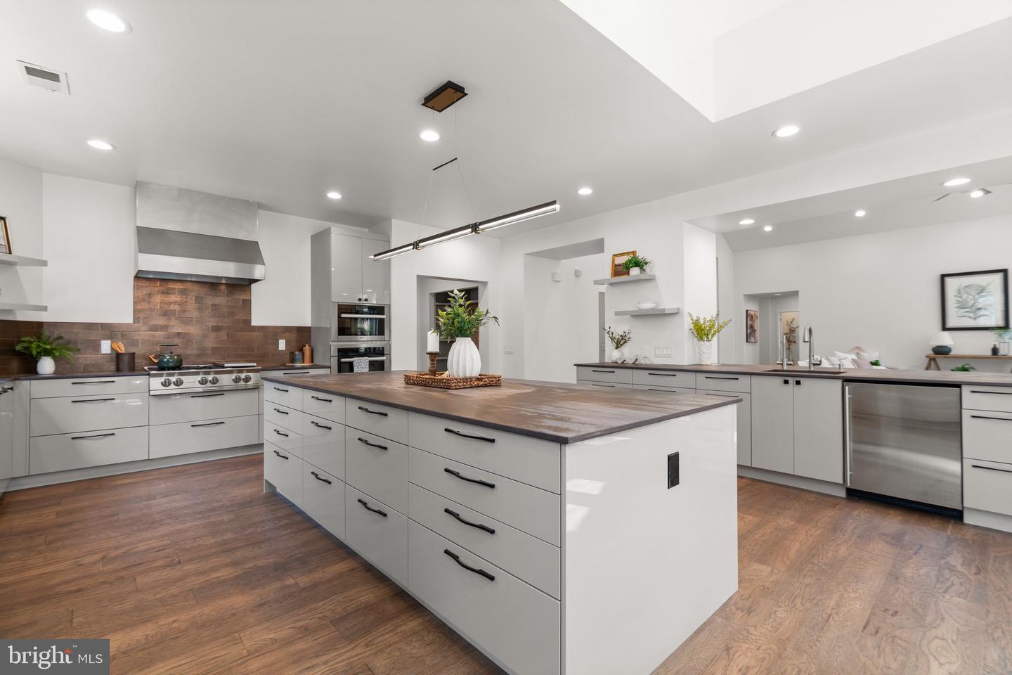 13708 Valley Dr