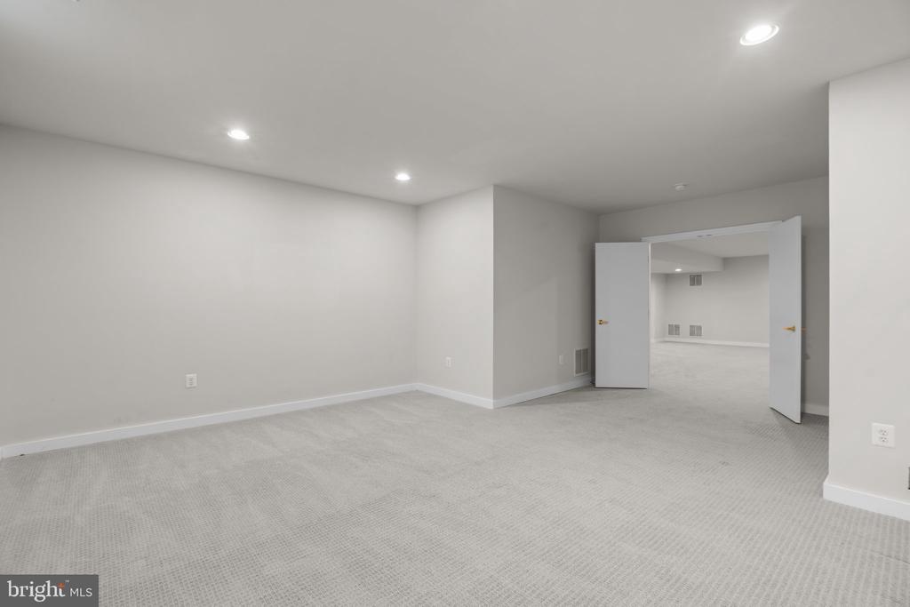 13708 Valley Dr
