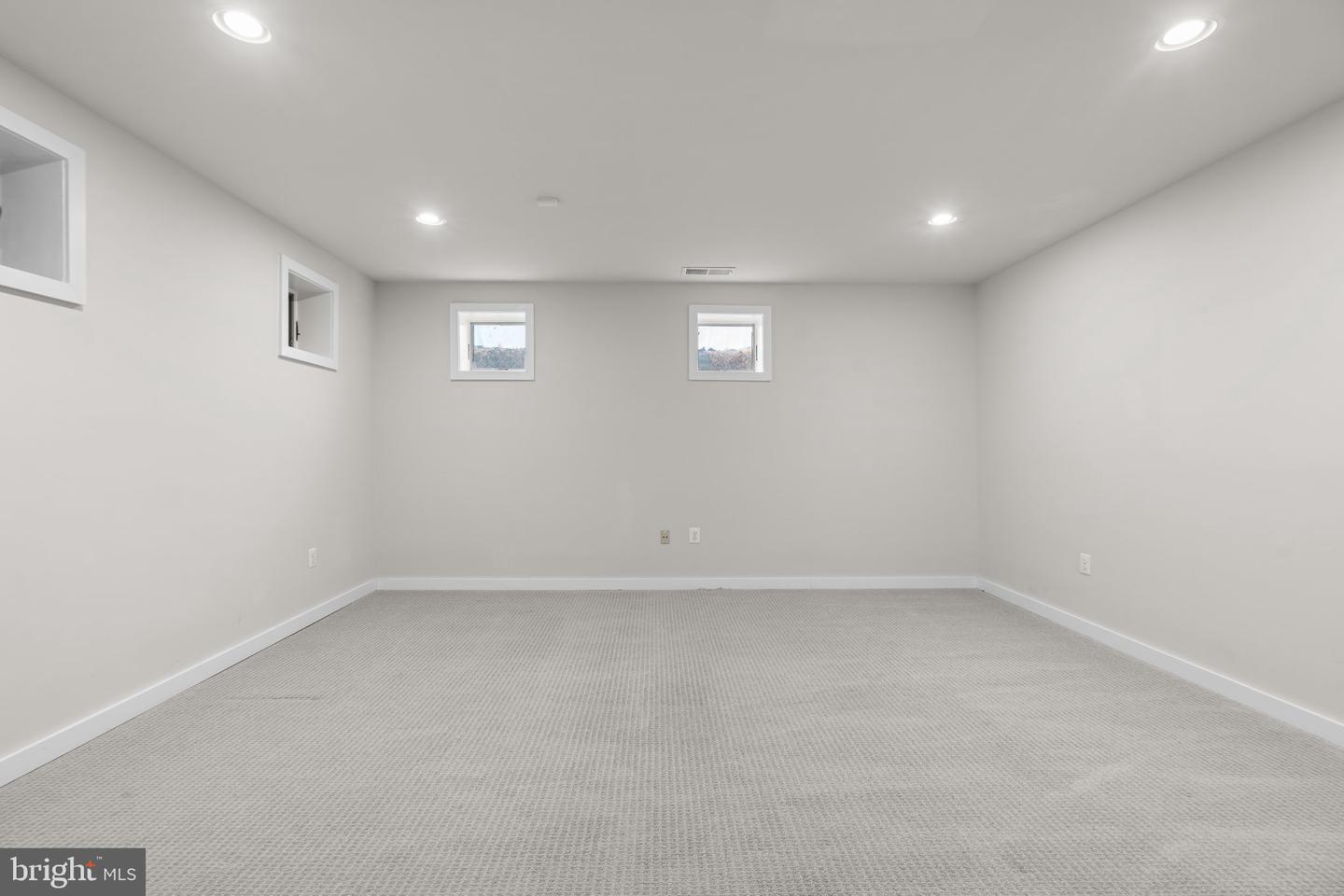 13708 Valley Dr