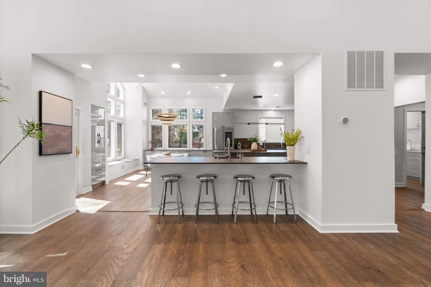 13708 Valley Dr