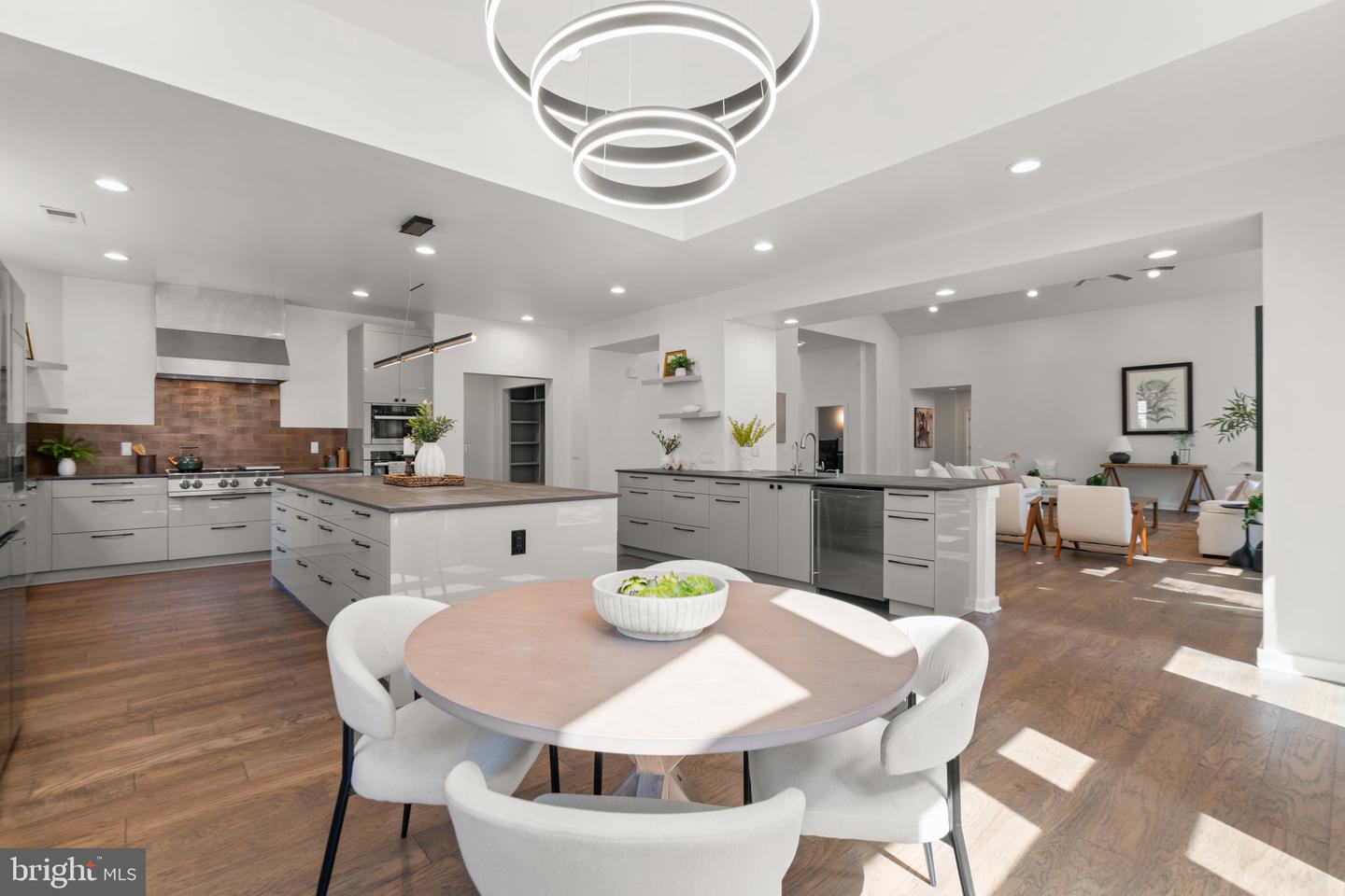 13708 Valley Dr