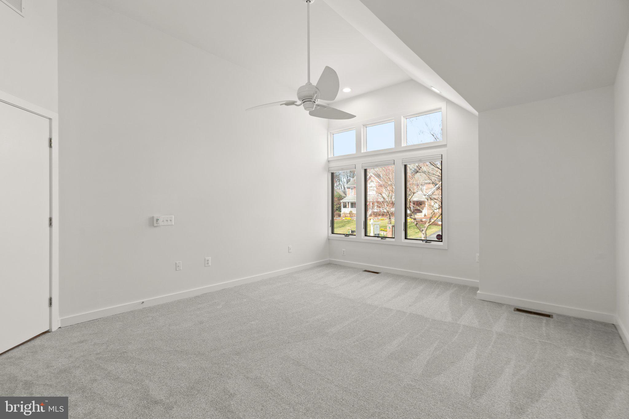 13708 Valley Dr