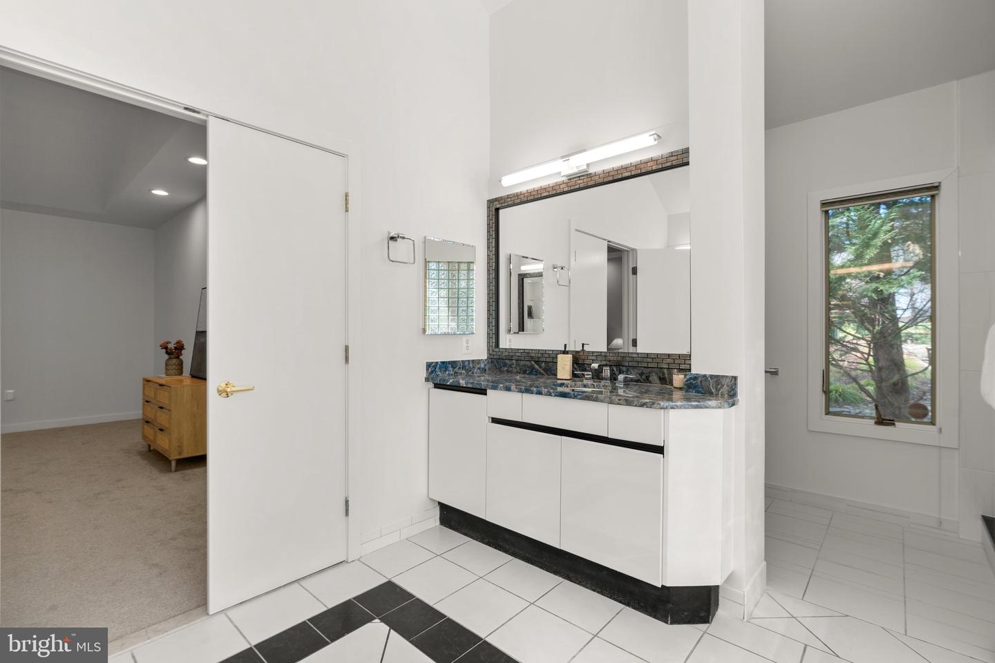 13708 Valley Dr