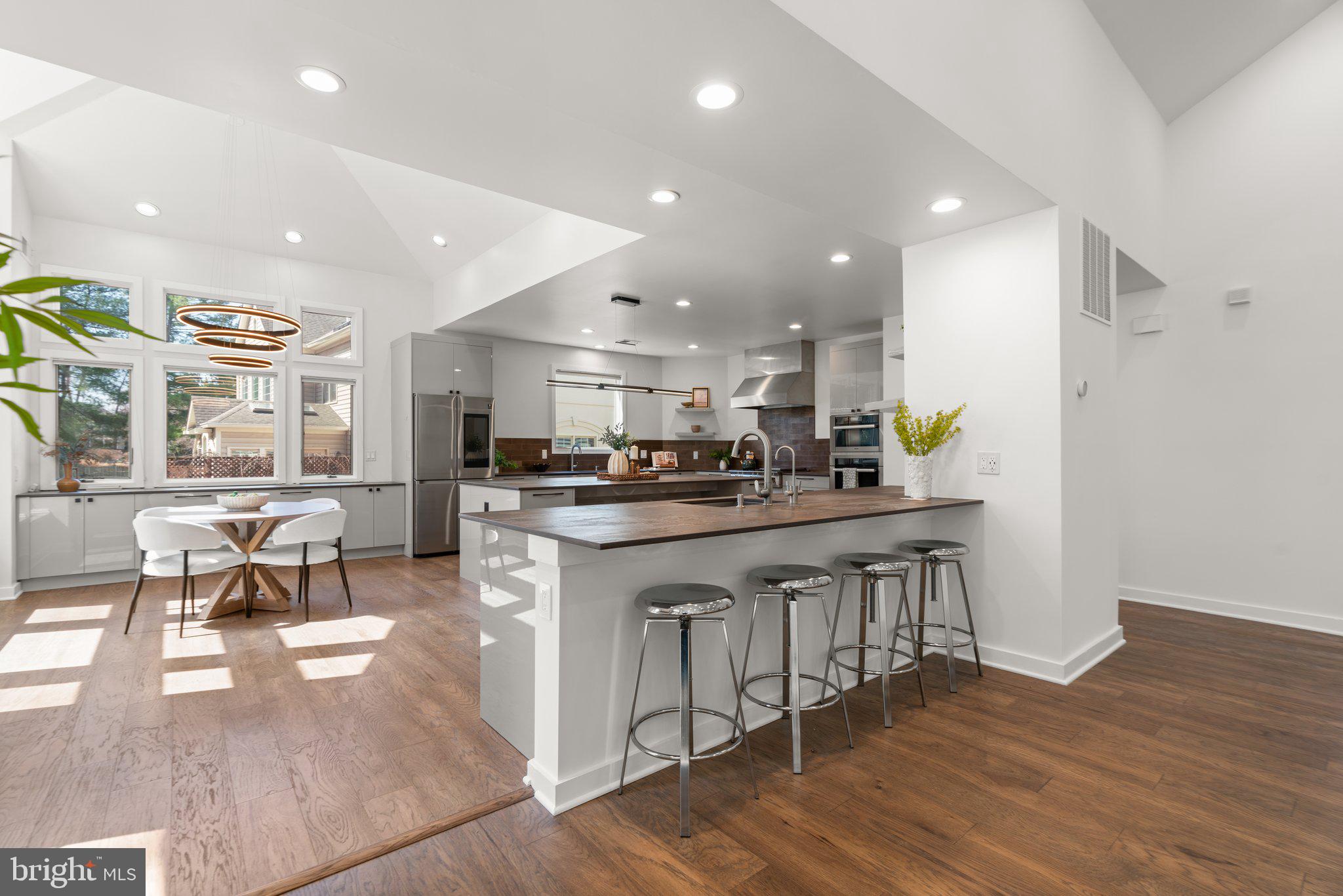 13708 Valley Dr