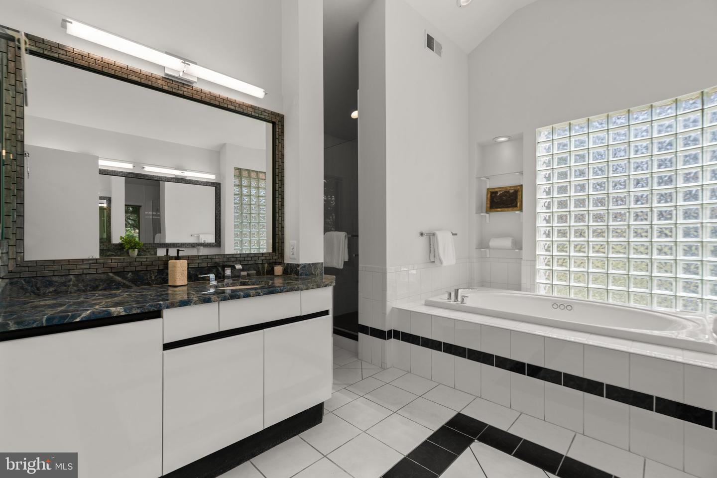 13708 Valley Dr