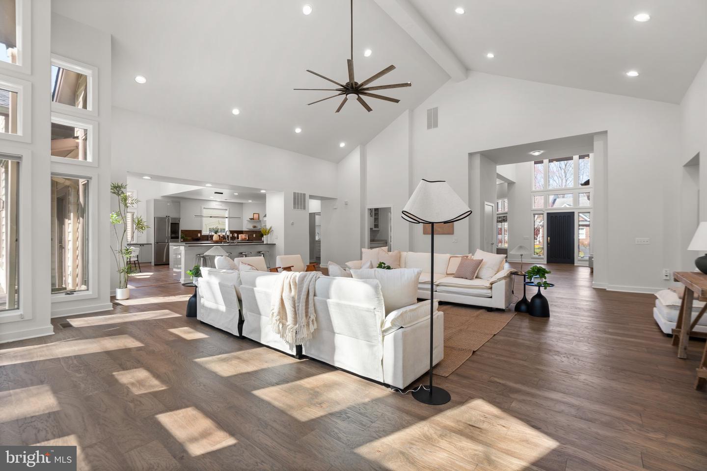 13708 Valley Dr