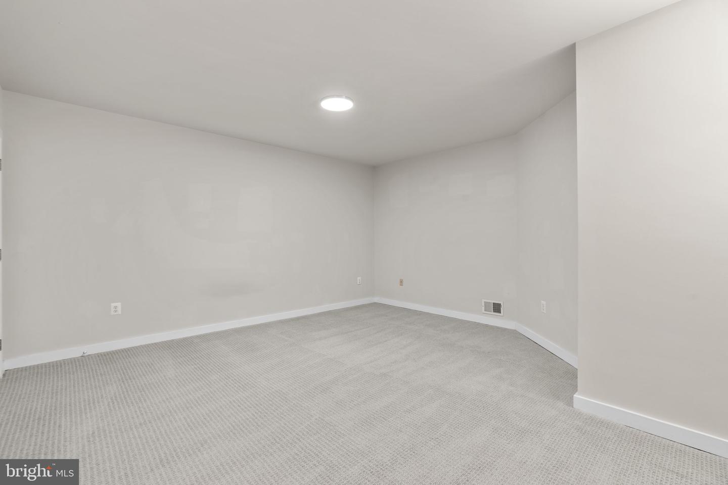 13708 Valley Dr