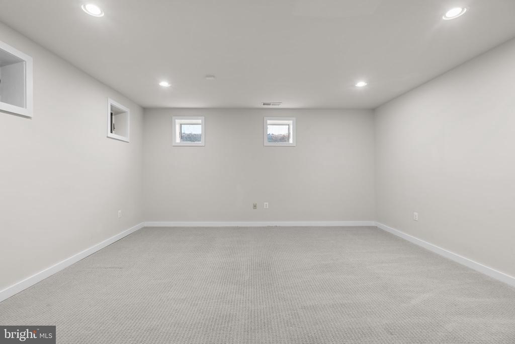 13708 Valley Dr