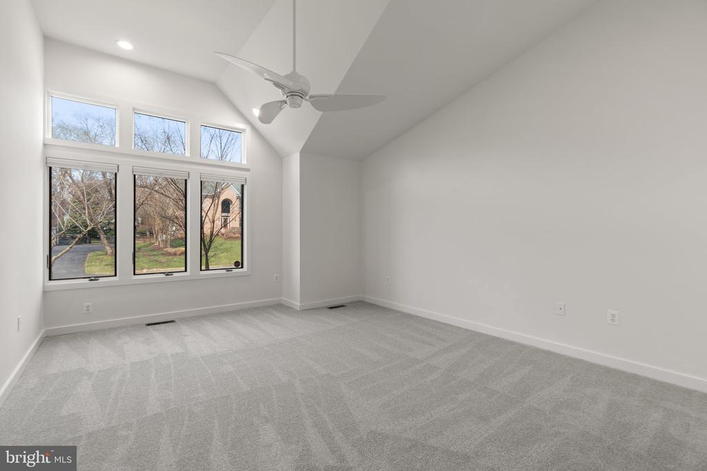 13708 Valley Dr