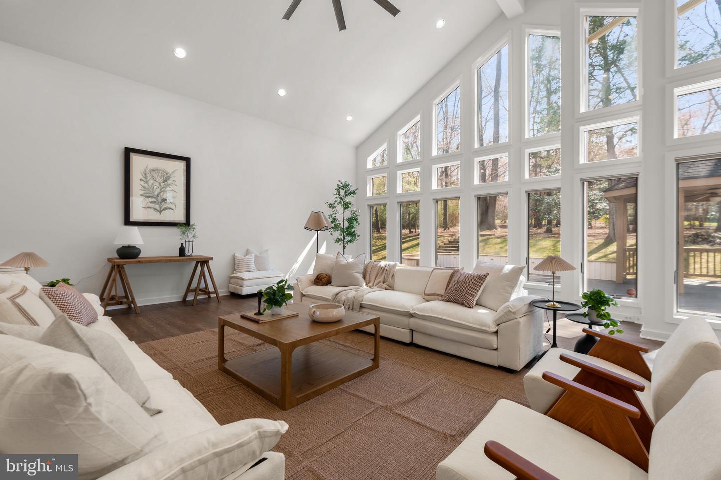 13708 Valley Dr
