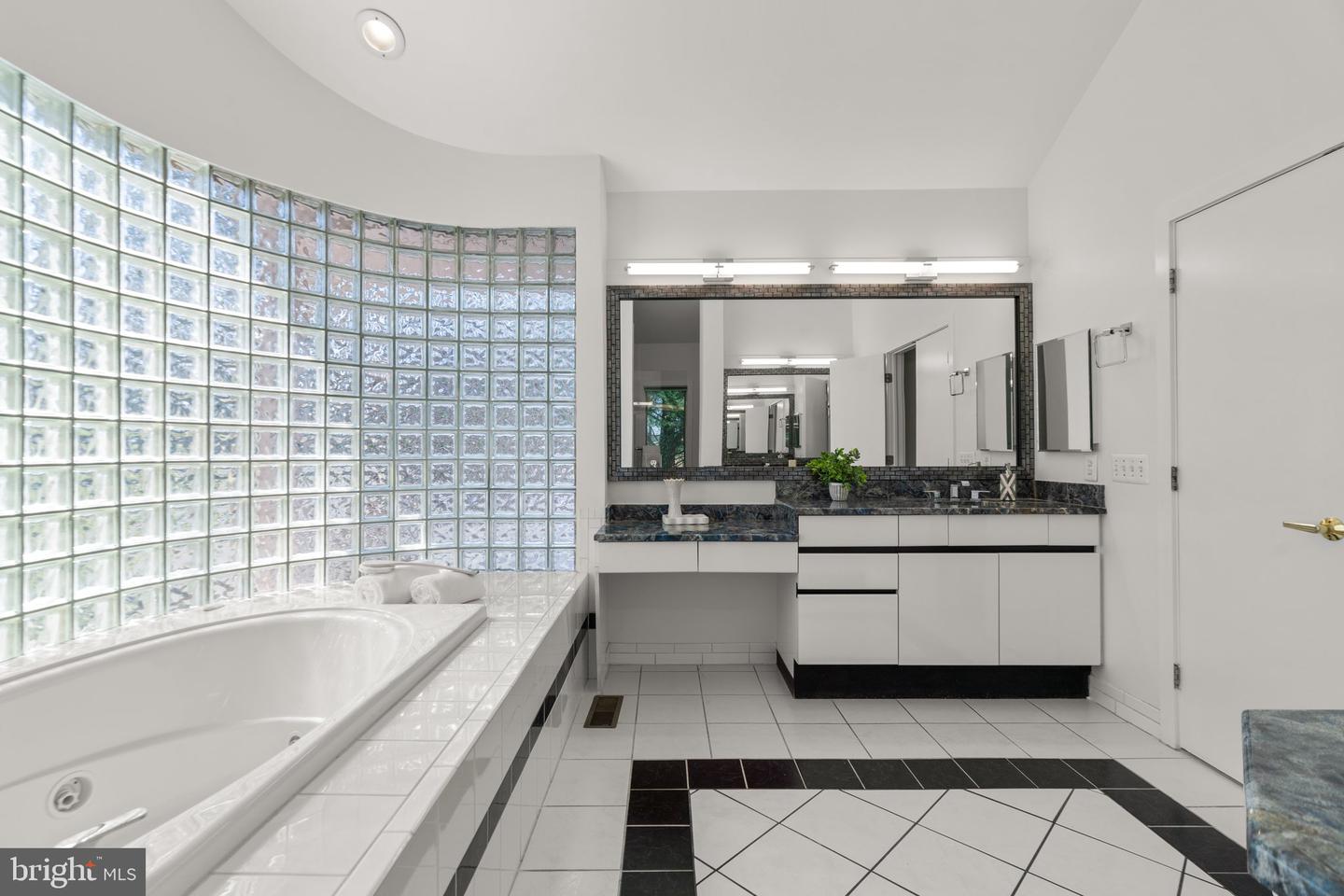 13708 Valley Dr