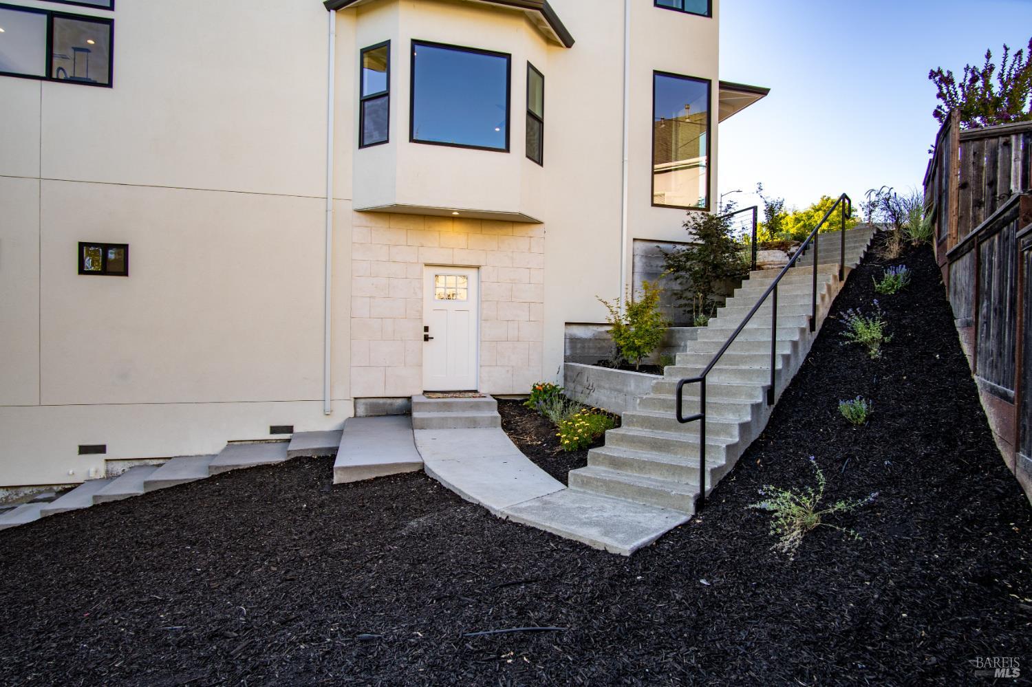 1966 Viewpointe Cir