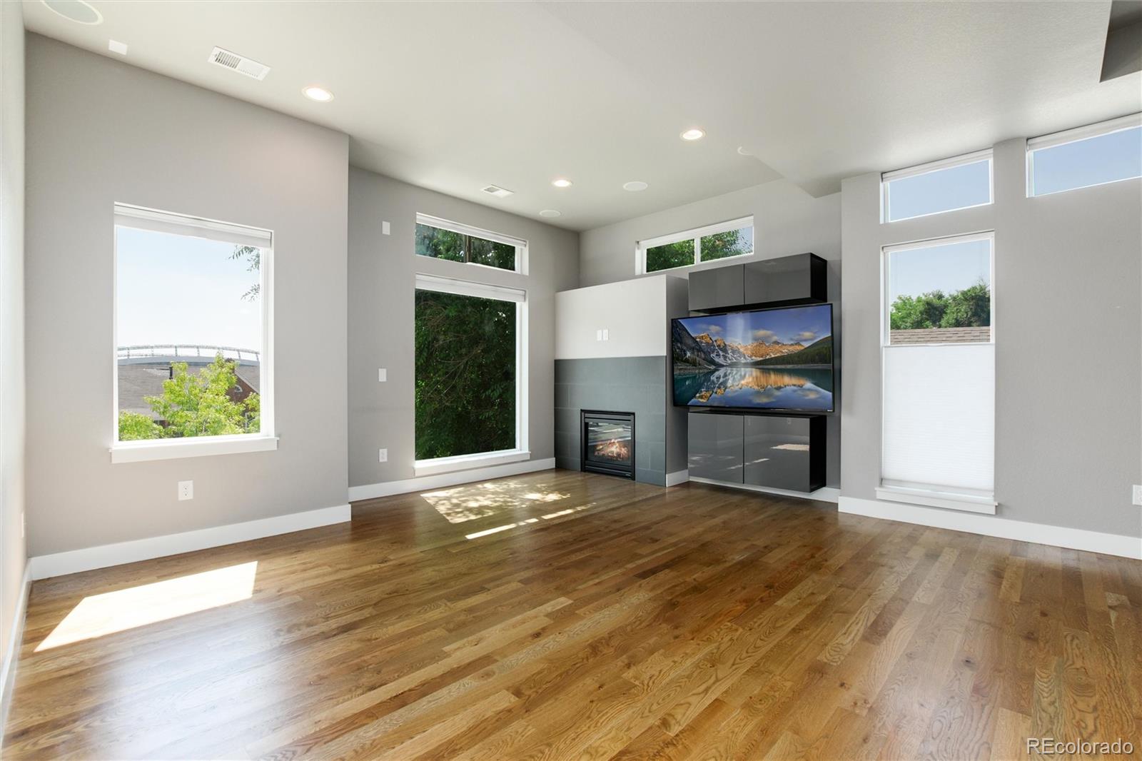 1733 Grove Street Unit: 4