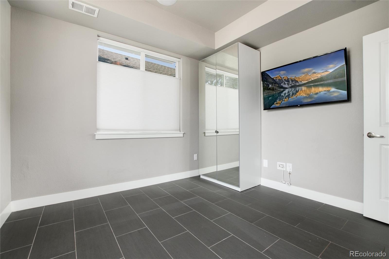 1733 Grove Street Unit: 4