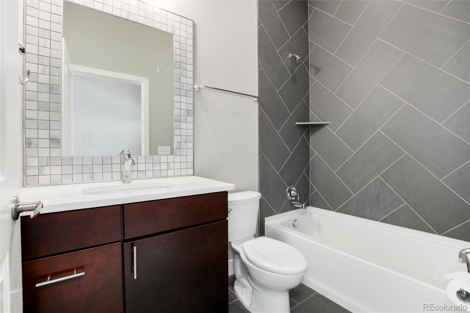 1733 Grove Street Unit: 4