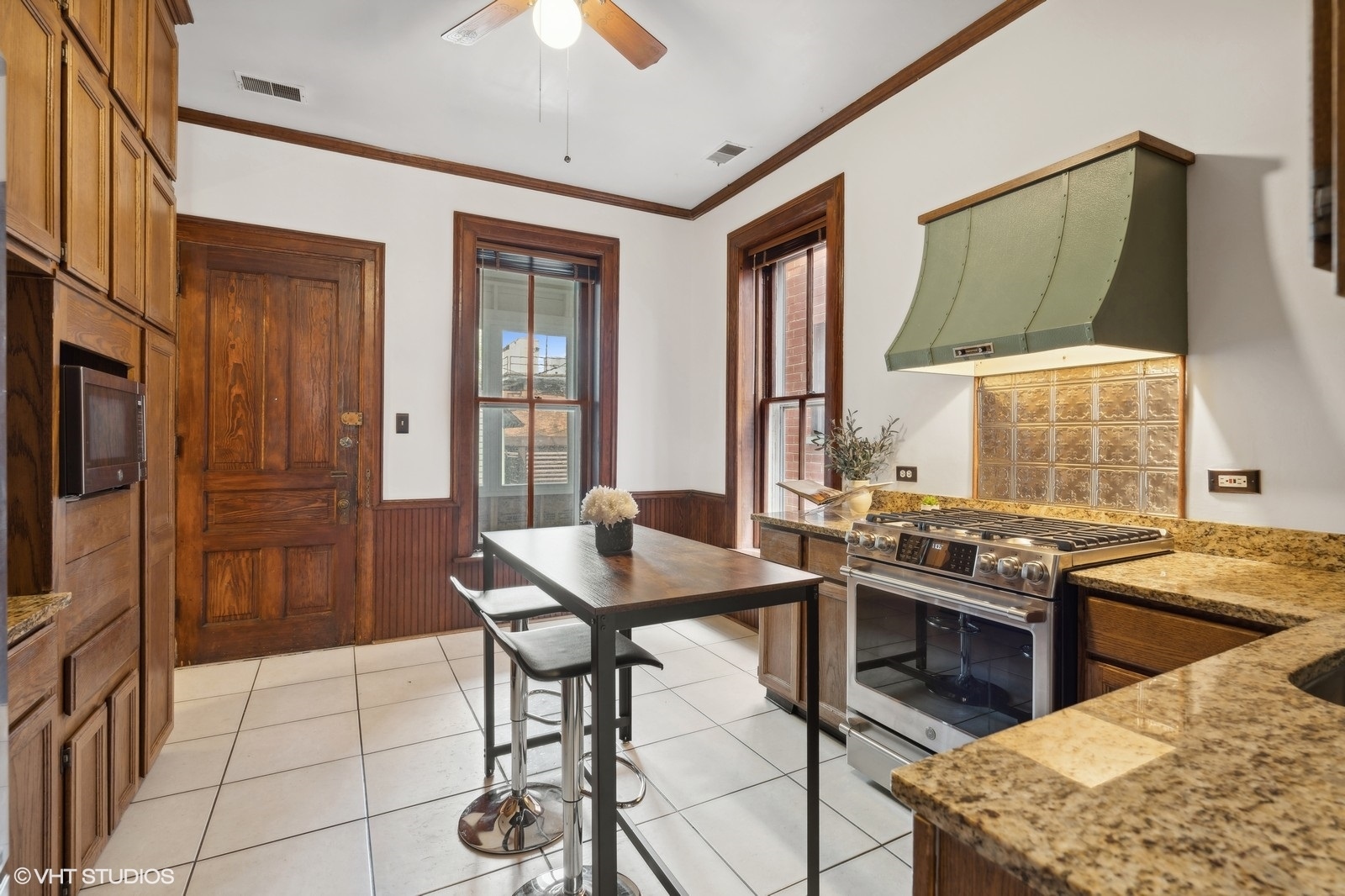 2736 N SEMINARY Avenue Unit: 2