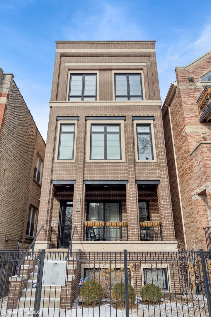 738 W Schubert Avenue Unit: 3
