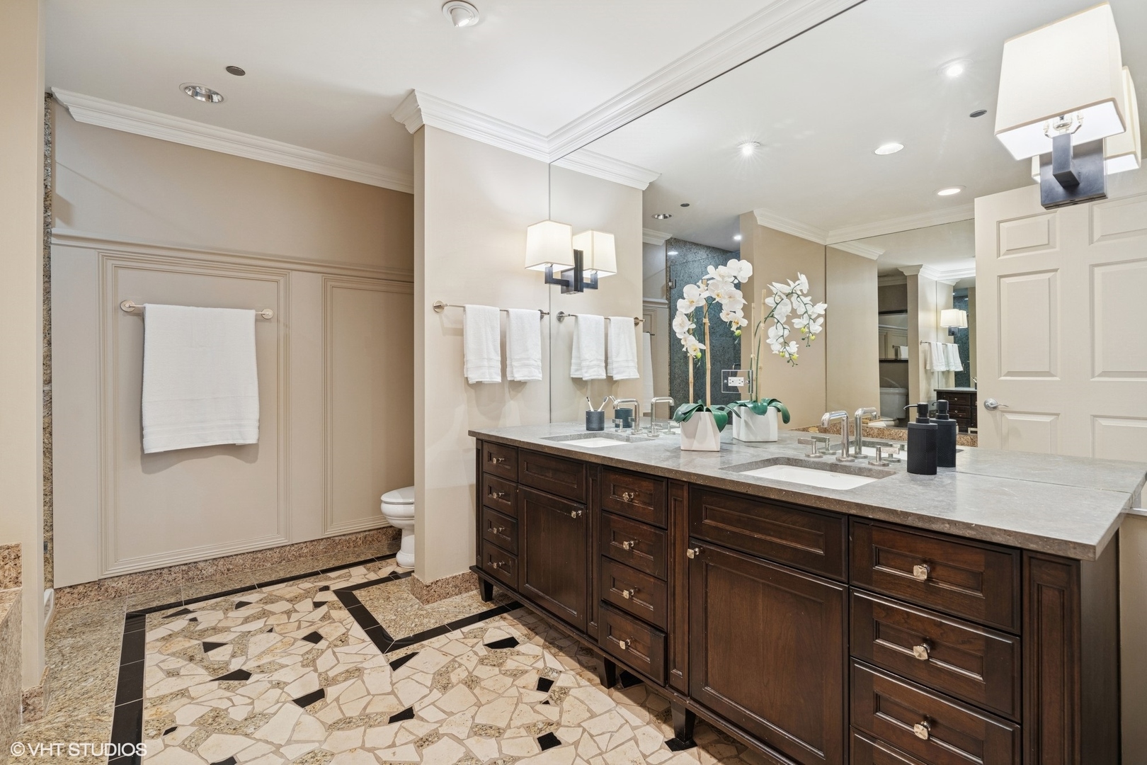 333 N Canal Street Unit: 2201