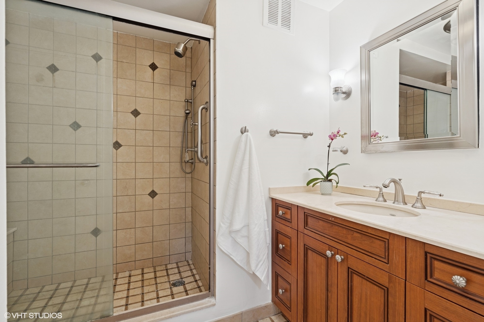 2500 N Lakeview Avenue Unit: 603