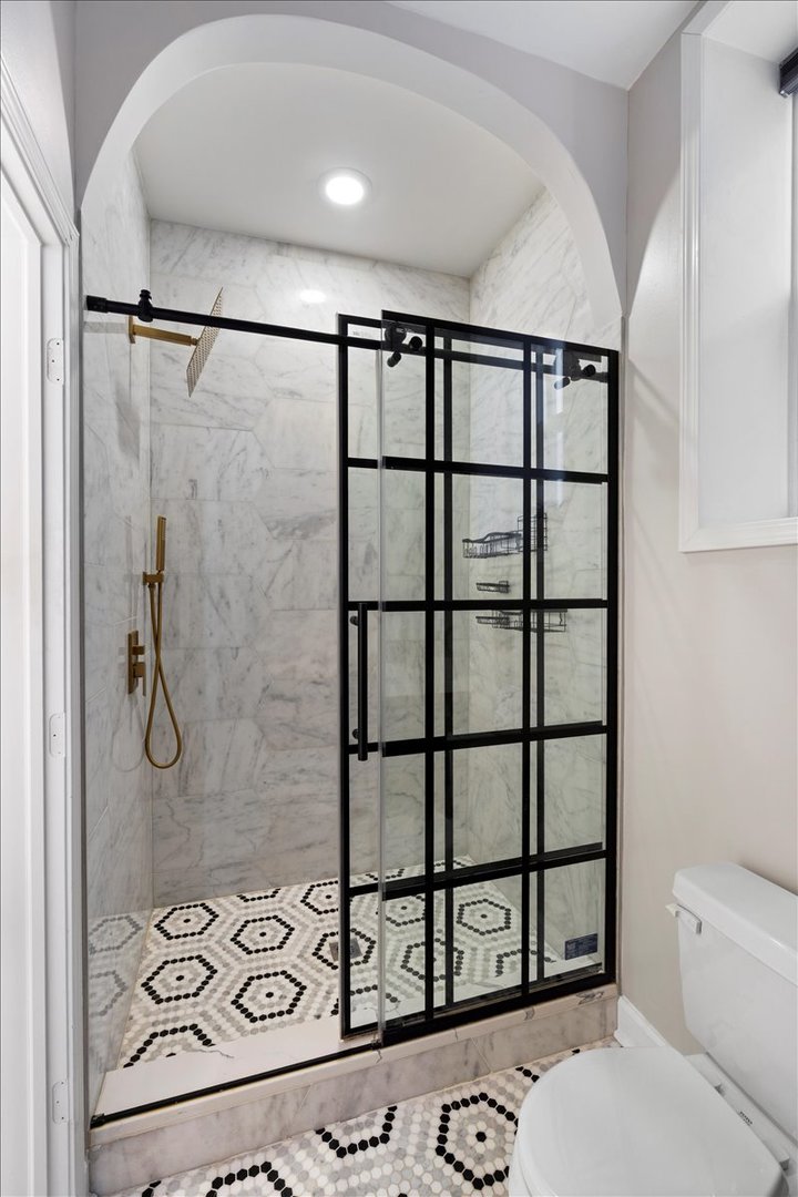 514 N Armour Street Unit: 1F