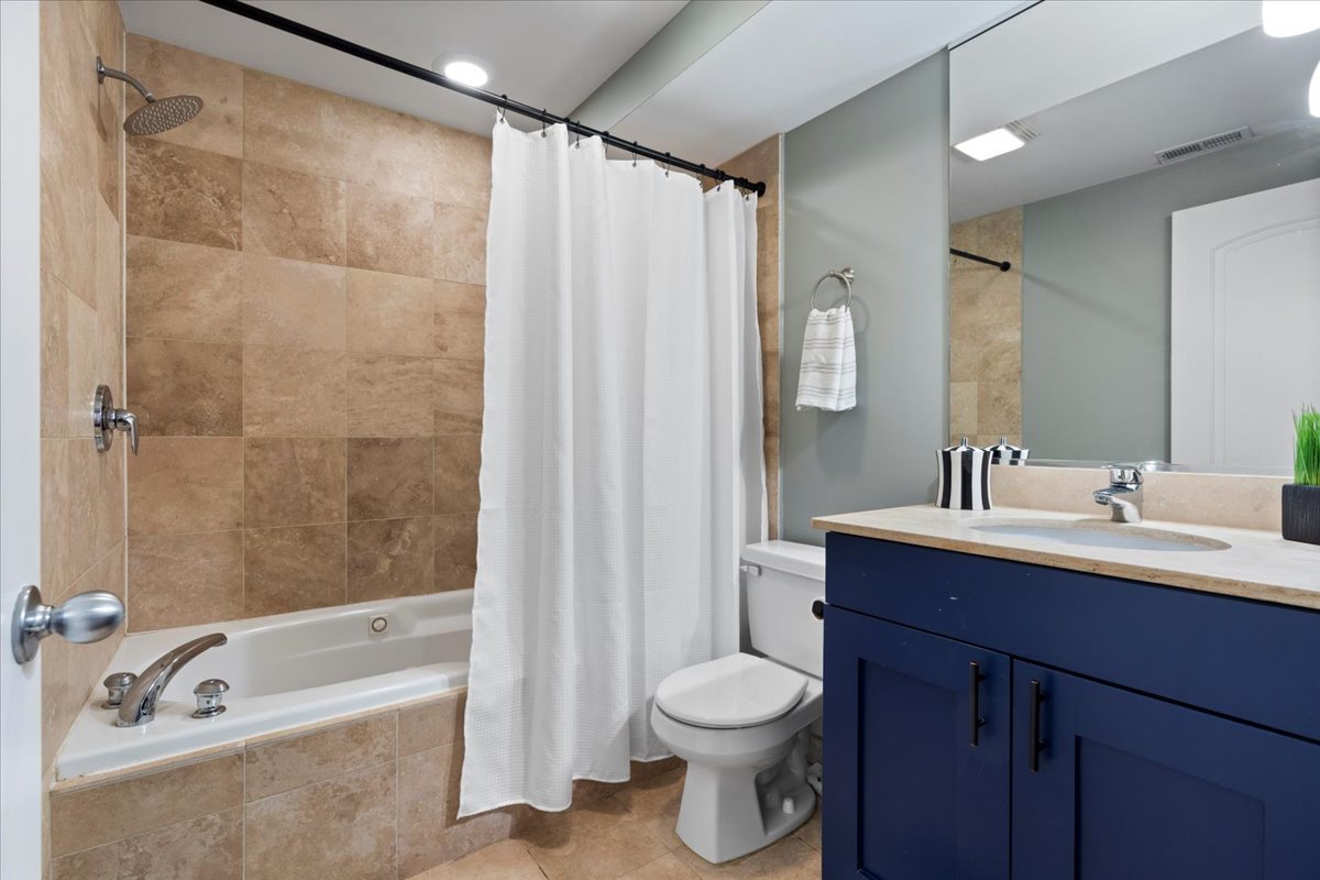 514 N Armour Street Unit: 1F