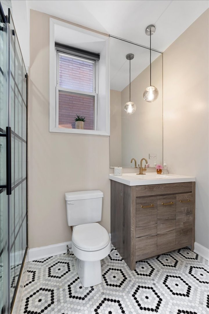 514 N Armour Street Unit: 1F