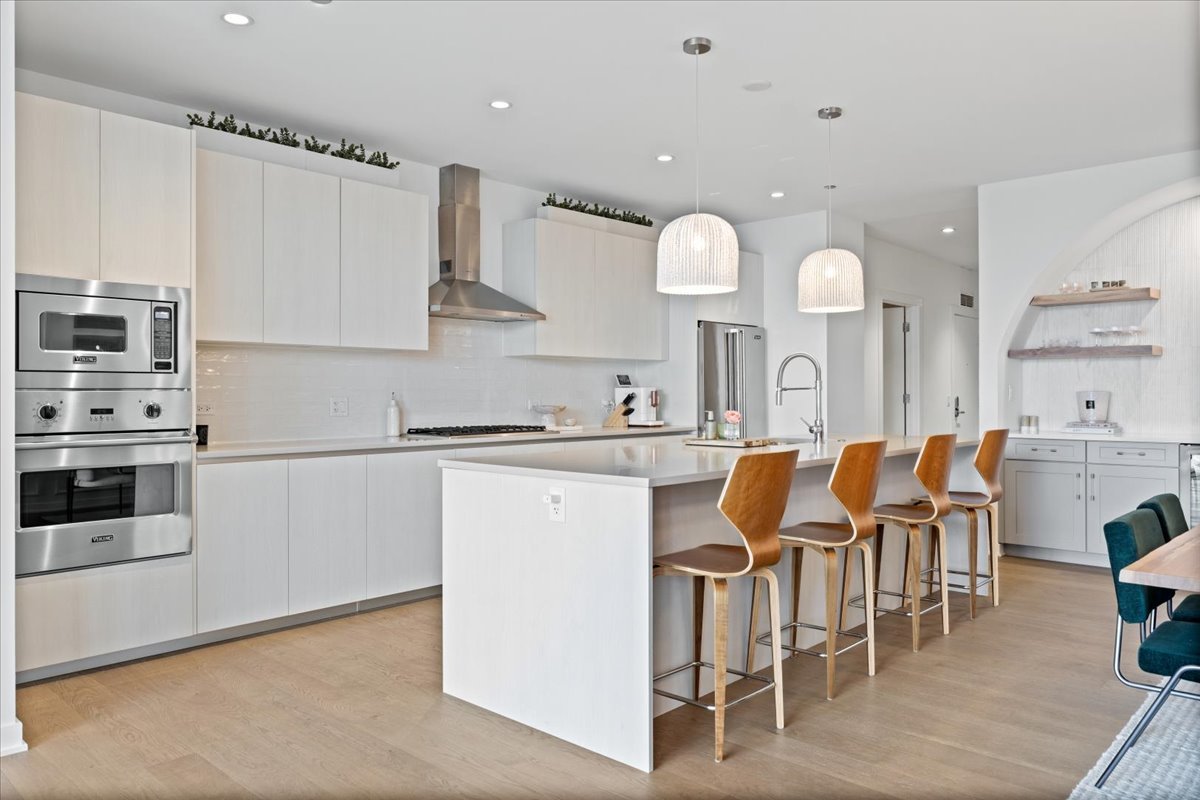1648 W Division Street Unit: 603