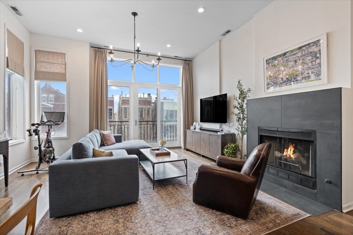 1025 N Hermitage Avenue Unit: 3