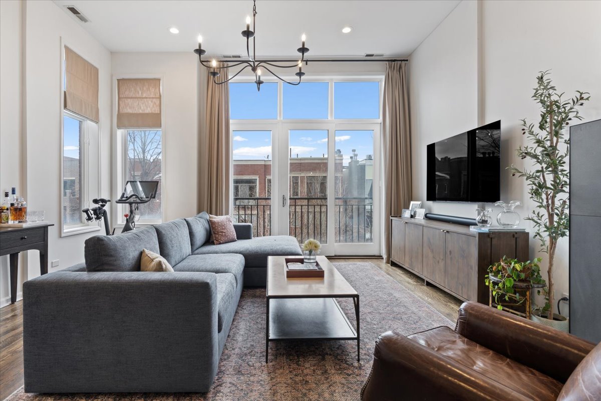 1025 N Hermitage Avenue Unit: 3