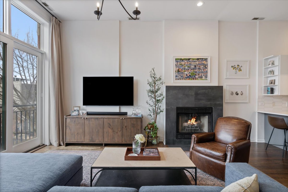 1025 N Hermitage Avenue Unit: 3