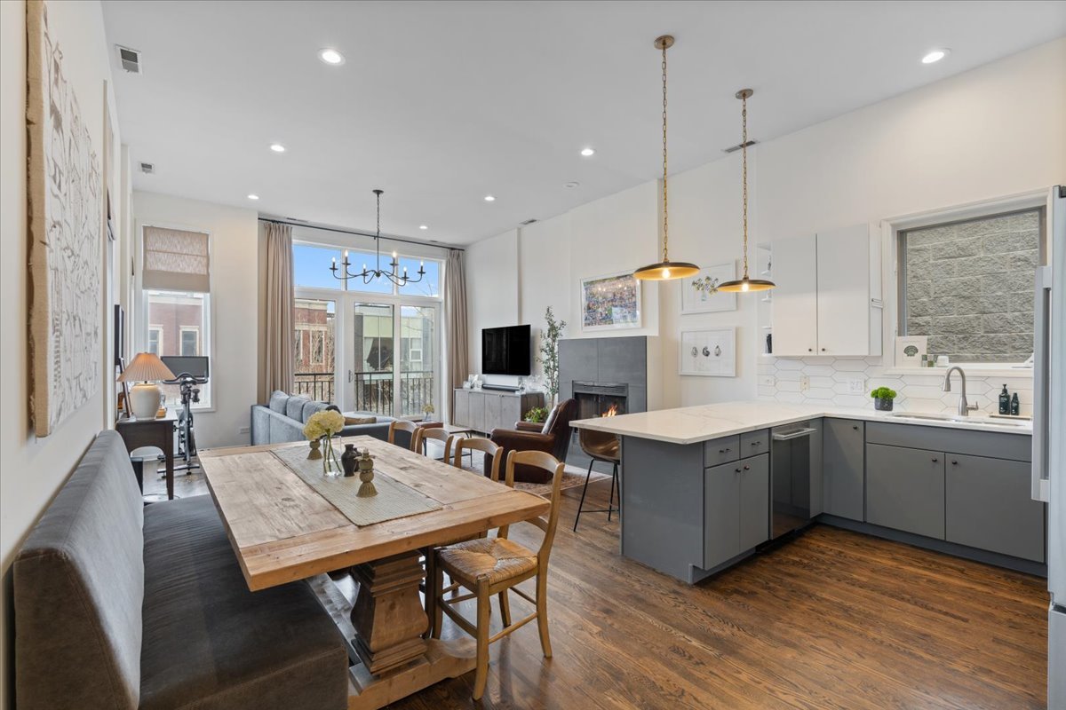 1025 N Hermitage Avenue Unit: 3