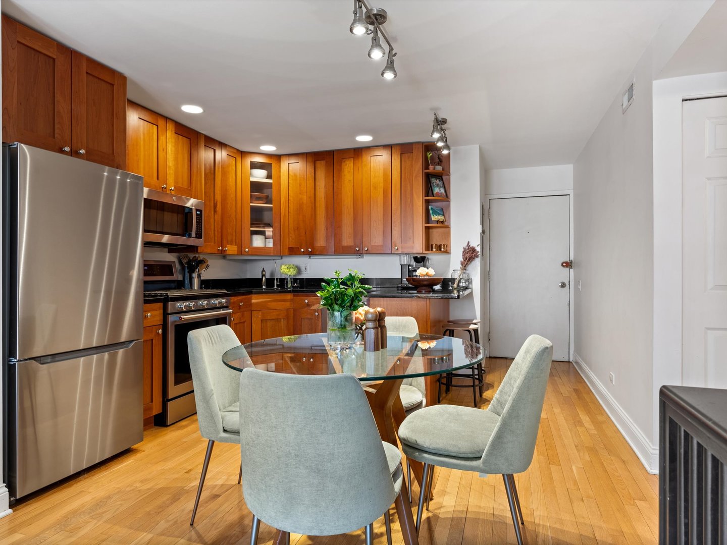 2140 N Lincoln Avenue Unit: 5306