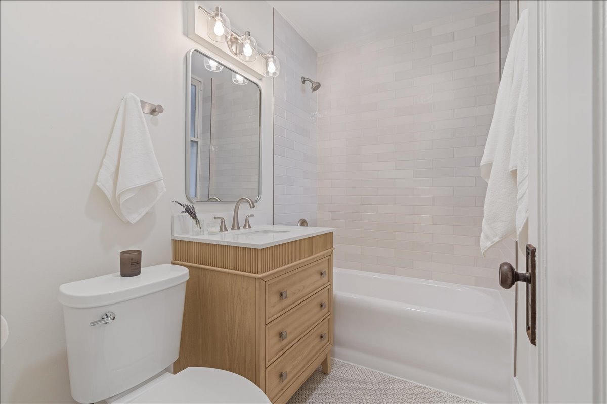 2248 W Melrose Street Unit: 1E