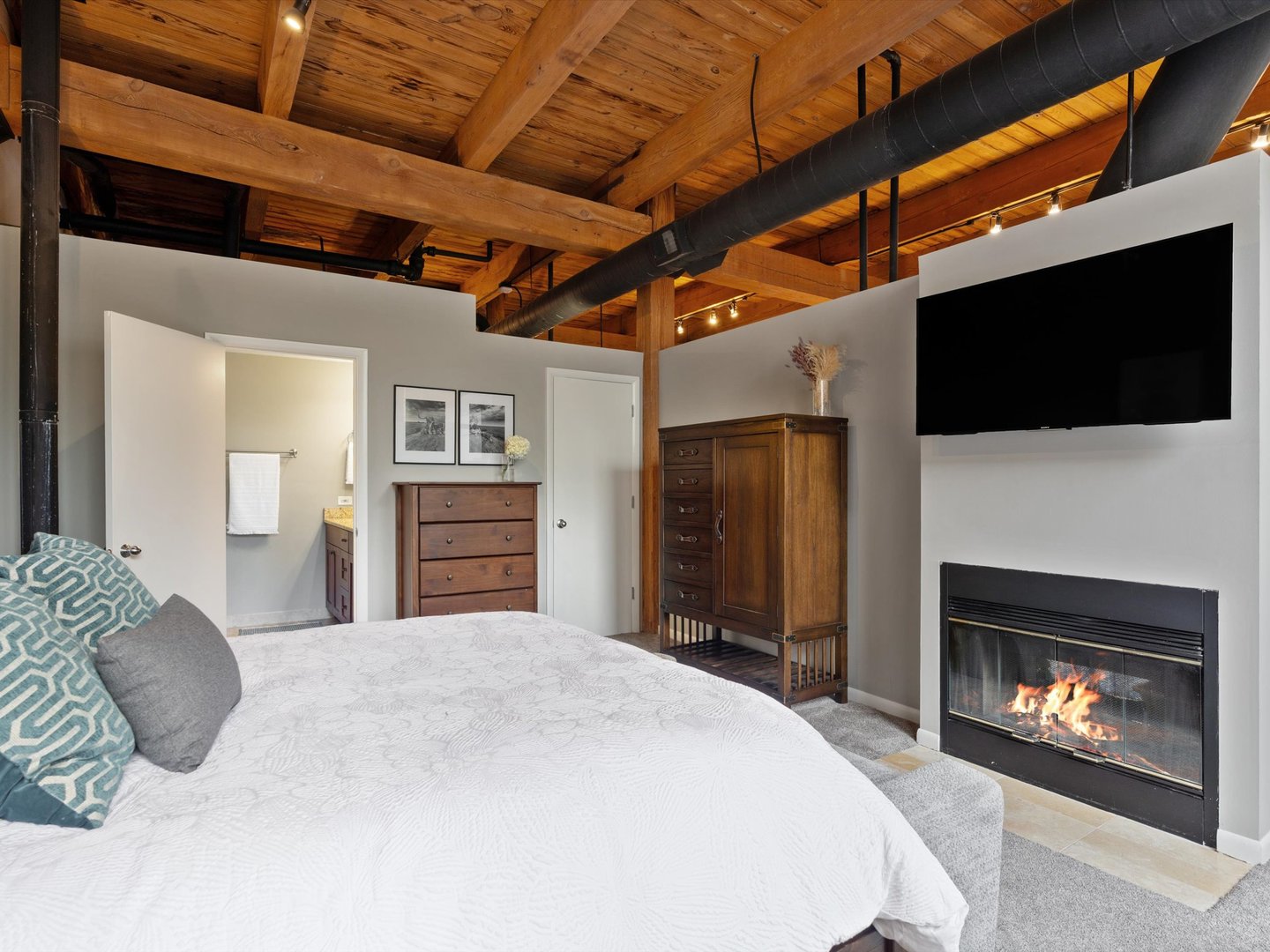 1737 N paulina Street Unit: 205