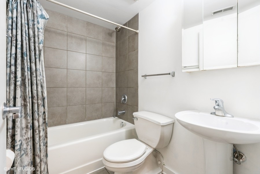 3150 N Sheffield Avenue Unit: 403