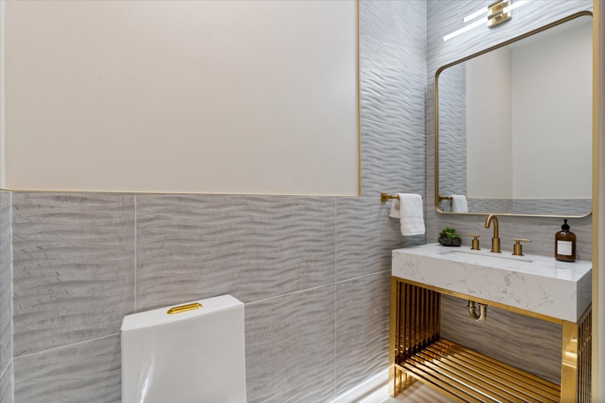 2024 W Irving Park Road Unit: 404